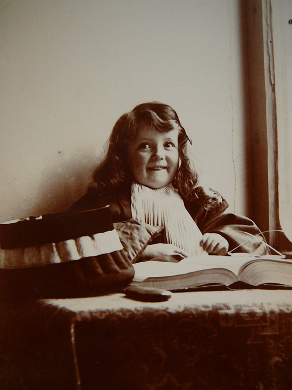 Germaine Tillion, enfant, avec un costume de magistrat
