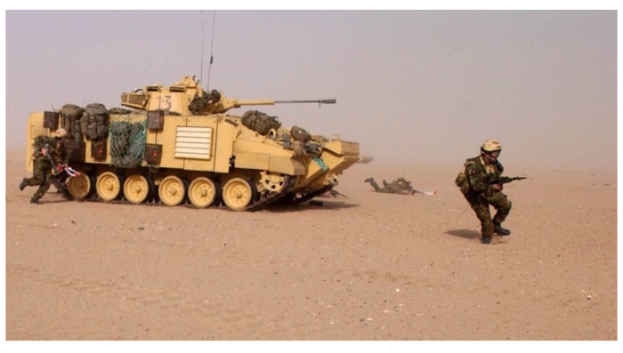 Char d'assaut et militaires dans le désert