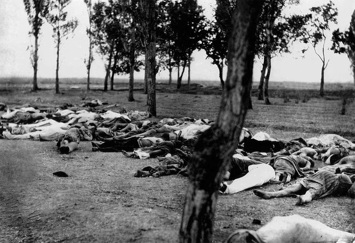 Corps de plusieurs Arméniens abattus alors que se déroulait le génocide des Arméniens
